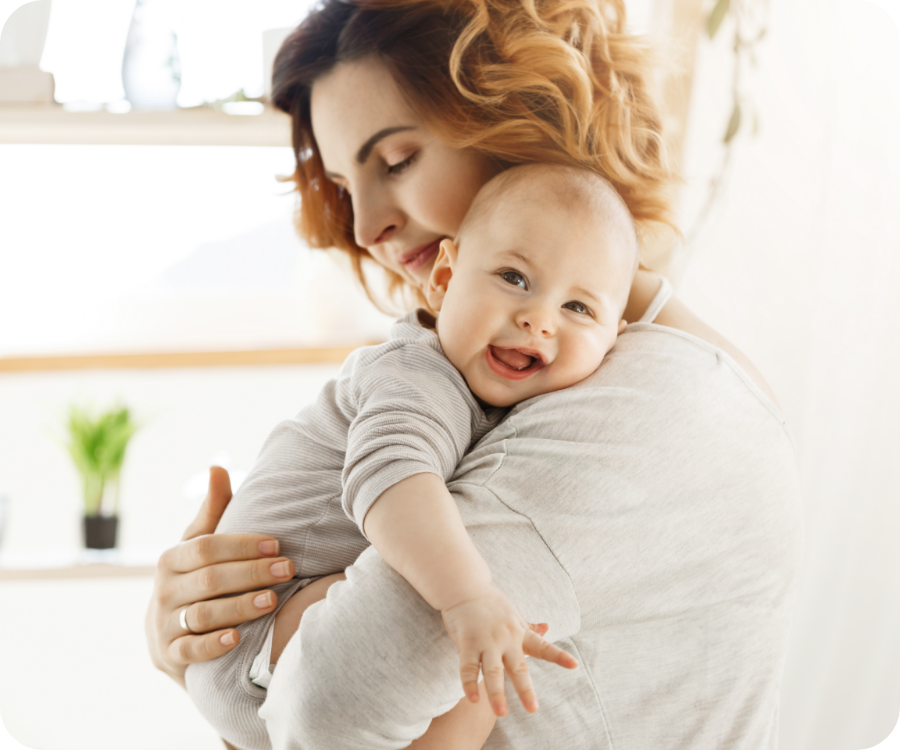 feliz-joven-madre-sostiene-precioso-nino-pequeno-abraza-suavemente-su-pequeno-cuerpo-nino-riendo-alegremente-mirando-camara-grandes-ojos-grises